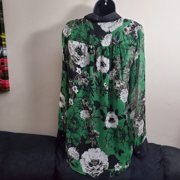 🌞 3/$30 IMNYC Green Flower Top - Picture 2 of 5